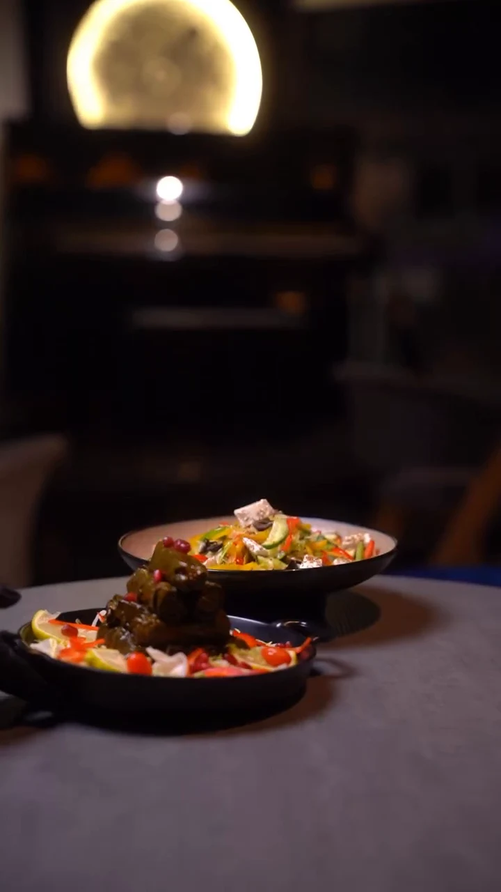 أطباق حقيقية مصورة على طاولات دوز